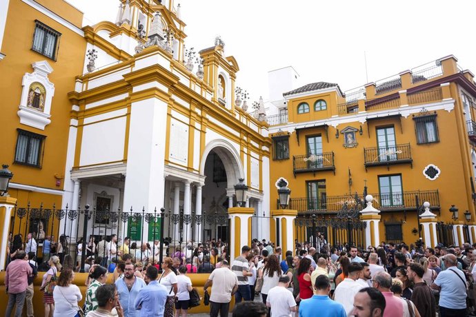 Imágenes de la concentración promovida por hermanos, fieles y devotos tras la polémica actuación de mantenimiento y conservación a Nuestra Señora de la Esperanza, a 23 de junio de 2025 en Sevilla (Andalucía, España). La hermandad de la Macarena, informó a