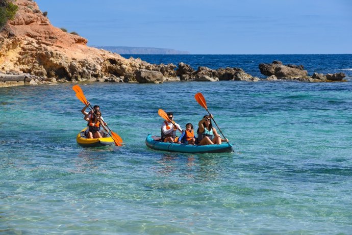 Decathlon amplía su servicio de alquiler de deportes acuáticos a más de 70 tiendas de la costa.