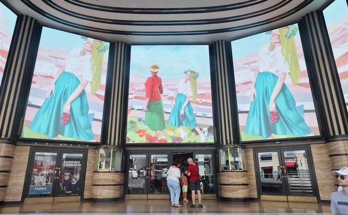 Archivo - Varias personas en la entrada del teatro Capitol, a 26 de julio de 2022, en Madrid (España). 