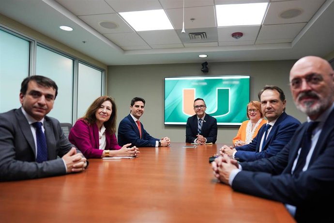 El consejero de Educación, Ciencia y Universidades, Emilio Viciana, junto a varios rectores de las universidades públicas de Madrid, visita las instalaciones de la University of Miami, en Estados Unidos, el 23 de junio de 2025.