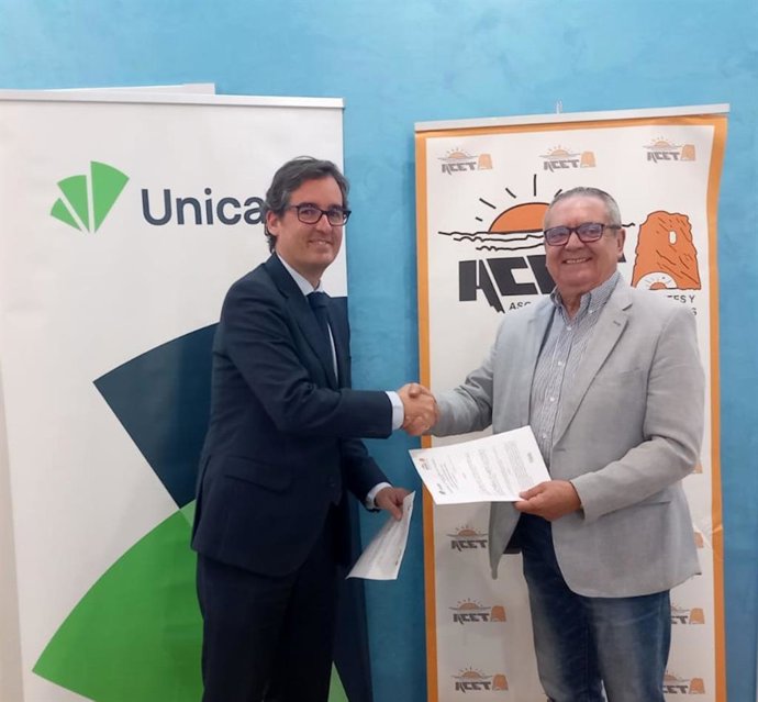 El director de Málaga Norte Occidental de Unicaja, Gonzalo Mirasol Martín, y el presidente de ACET, Juan José Vallejo Martín.