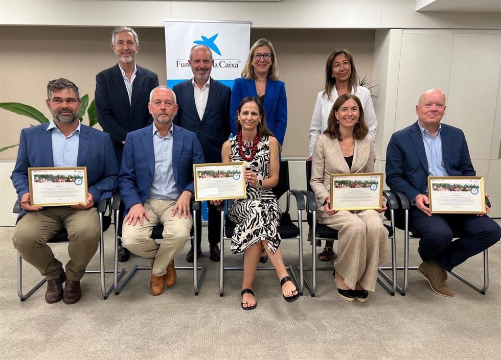 CaixaBank reconoce a 4 empresas de Baleares por contribuir a vacunación de cerca de 181.000 niños de países africanos.