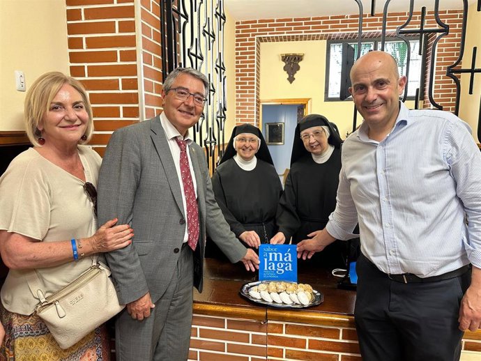 El presidente de la Diputación, Francisco Salado, entrega la placa de Sabor a Málaga durante su visita al Convento de las Mínimas de Archidona cuyos dulces artesanales llevan la marca