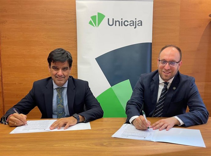 El director territorial de Unicaja en Castilla y León, Manuel Rubio, y el alcalde de Ciudad Rodrigo, Marcos Iglesias, rubrican el acuerdo.