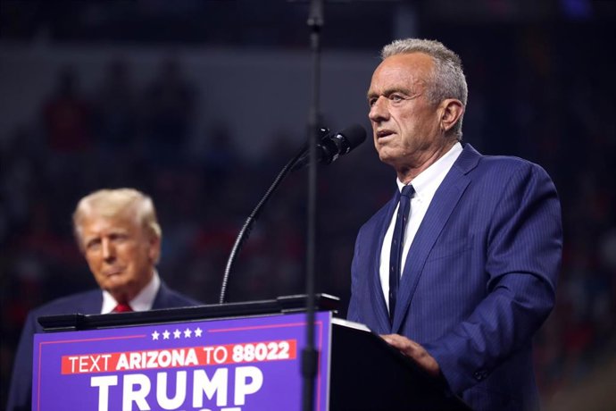 Archivo - El presidente de Estados Unidos, Donald Trump (izquierda), y el secretario de Sanidad y Servicios Humanos, Robert F. Kennedy Jr. (derecha).