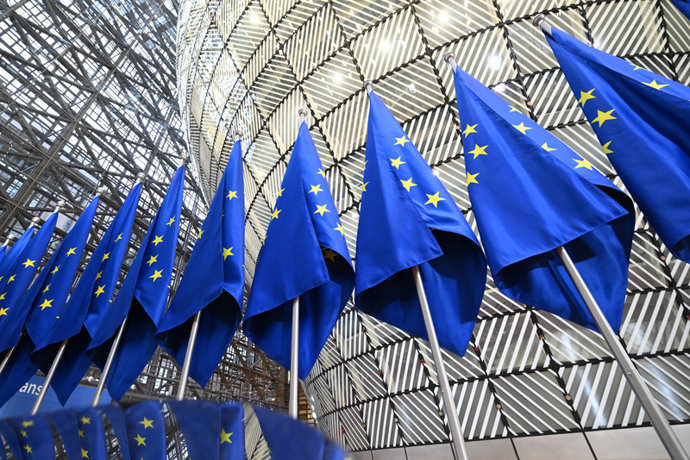 Archivo - HANDOUT - 18 December 2024, Belgium, Brussels: European Union flags are seen ahead of the EU-Western Balkans summit at the European Council headquarters. Photo: Sierakowski Frederic/European Council/dpa - ATTENTION: editorial use only and only i