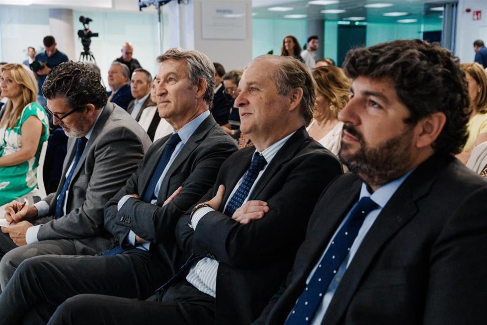 El presidente del PP, Alberto Núñez Feijóo, acompañado por el presidente de la Región de Murcia, Fernando López-Miras, presenta al alcalde de Murcia, José Ballesta, en el Foro ABC, en la sede de ABC, a 24 de junio de 2025, en Madrid (España).