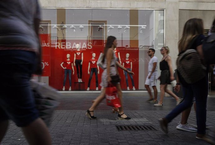 Archivo - (Foto De ARCHIVO) Imágenes De Recurso De Las Rebajas De Verano    María José López / Europa Press SEVILLA, 01.07.19. Imágenes De Recusos De Las Rebajas De Verano. 01/7/2019