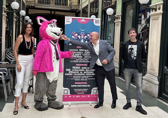 La concejal de Turismo, Eventos y Marca Ciudad, Blanca Jiménez, el alcalde de Valladolid, Jesús Julio Carnero, y el director de Conexión Valladolid, Álvaro Vidal; junto a la mascota del festival.