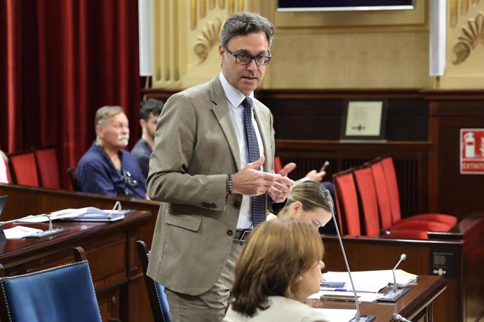 Archivo - El vicepresidente de las Islas Baleares y conseller de Economía, y Hacienda e innovación, Antoni Costa, durante una sesión de control al Govern balear, a 20 de mayo de 2025