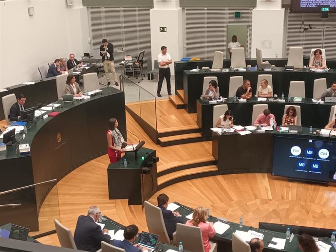 La portavoz socialista en el Ayuntamiento, Reyes Maroto, con kufiya palestina