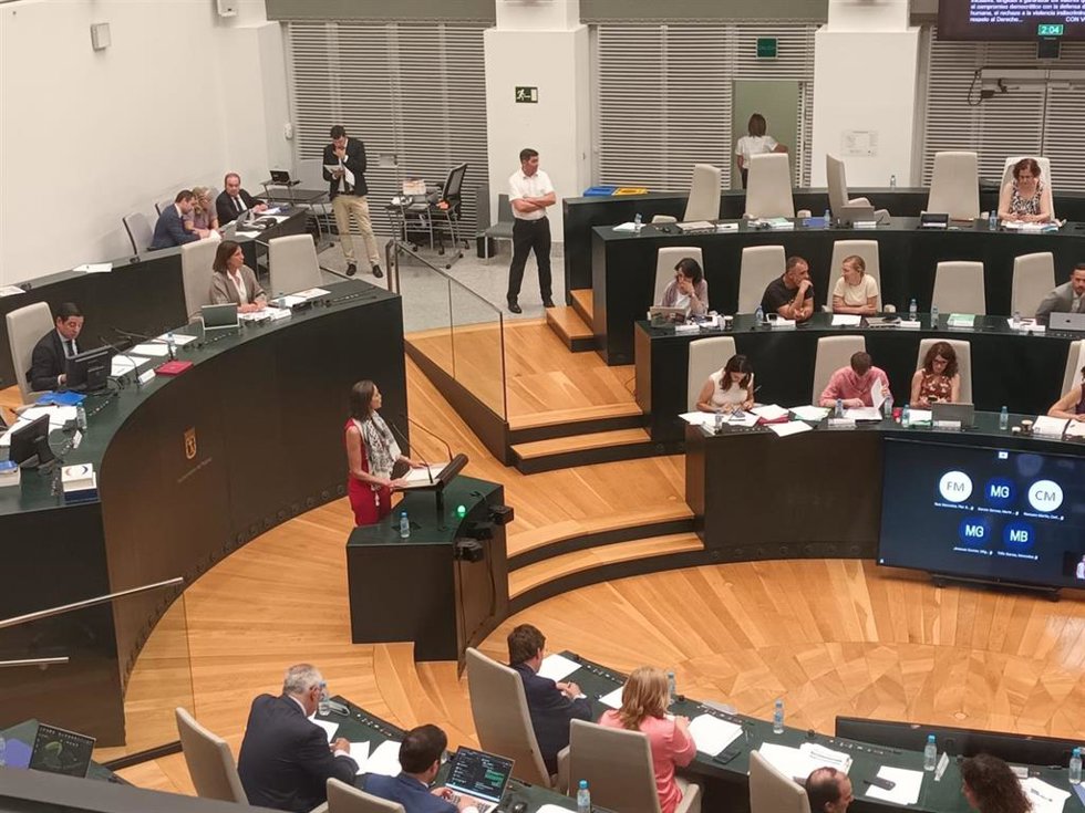 La portavoz socialista en el Ayuntamiento, Reyes Maroto, con kufiya palestina