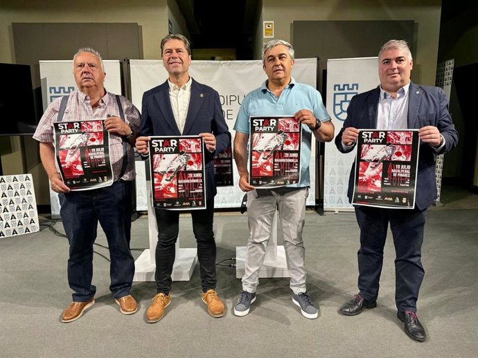 El diputado de Turismo, Armando García Cuenca; el presidente de ASOTUR, Julio Sánchez; el alcalde de Navarredondilla, Juan José López; y el alcalde de Navalperal de Pinares, José Luis Bartolomé.