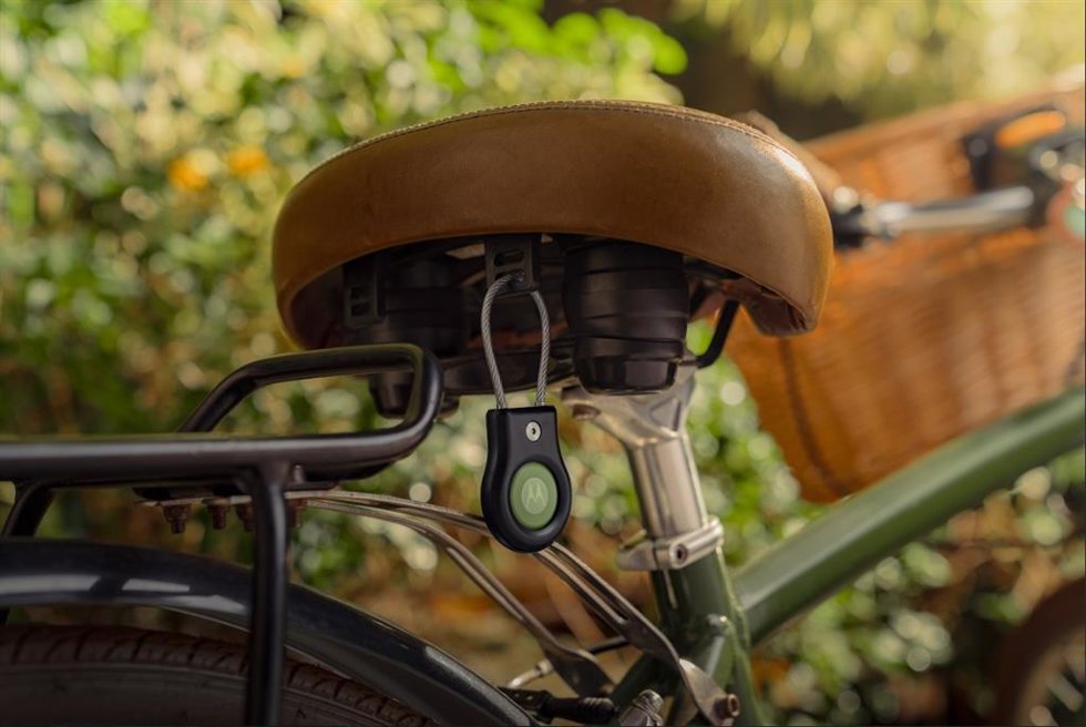 Localizador moto tag colgado en el sillín de una bicicleta