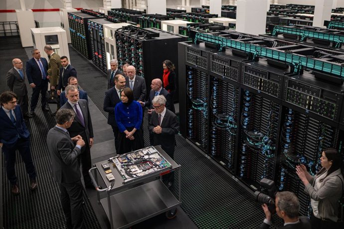 Archivo - El Rey Felipe VI y la ministra de Ciencia, Innovación y Universidades, Diana Morant, durante su visita al Barcelona Supercomputing Center - Centro Nacional de Supercomputación (BSC-CNS), a 3 de marzo de 2025, en Barcelona, Catalunya (España). Fe