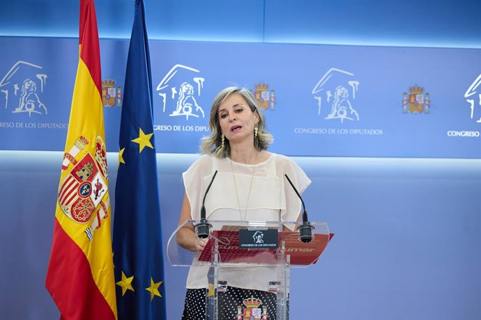 A porta-voz da Sumar no Congresso, Verónica Martínez, durante uma coletiva de imprensa antes da Reunião de Porta-vozes, no Congresso dos Deputados, em 24 de junho de 2025, em Madri (Espanha).