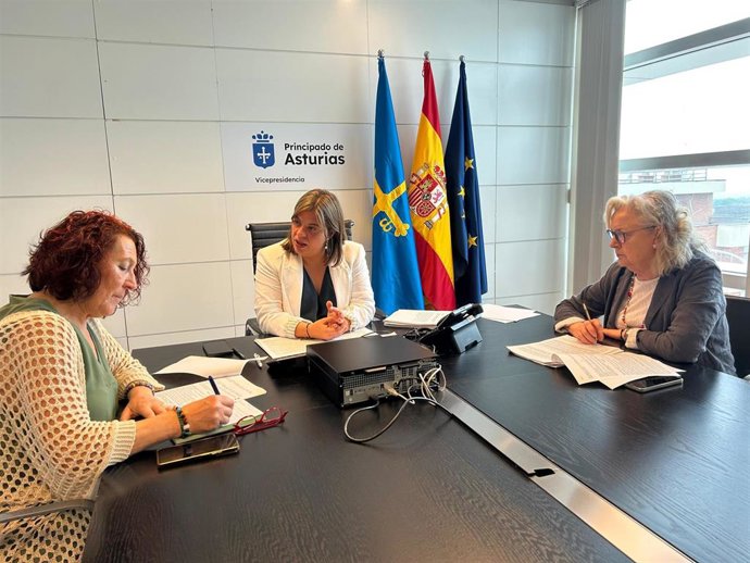 La vicepresidenta del Gobierno asturiano, Gimena Llamedo, se reúne con la presidenta de la Federación Asturiana de Concejos, Cecilia Pérez.