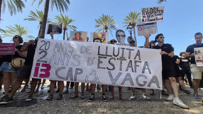 Concentración de trabajadores de IB3 frente al Consolat de Mar.