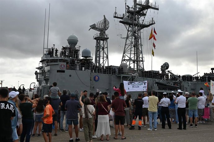 Familiares de la tripulación de la fragata Reina Sofía a su llegada a la Base de Rota.