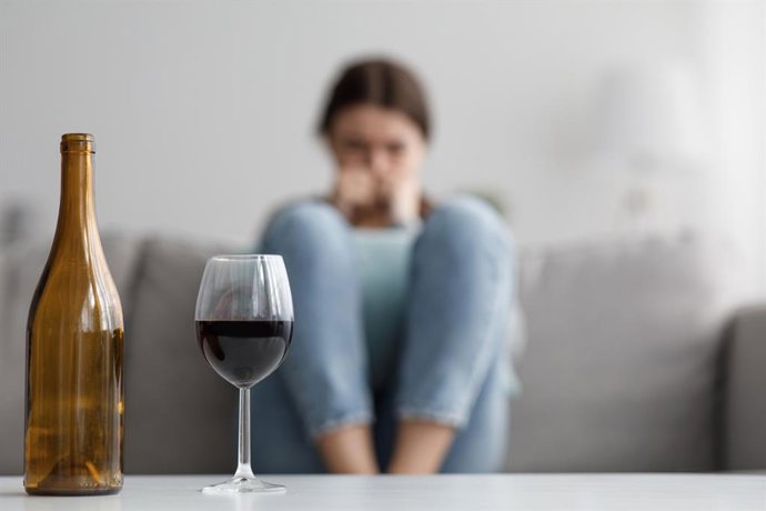 Archivo - Imagen de recurso de una mujer consumiendo alcohol.