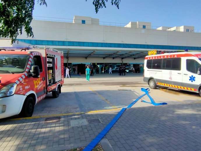 Bombers en La Fe en la vesprada de l'incendi en la planta de Psiquiatria