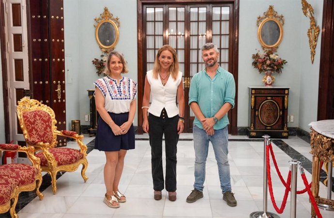 La presidenta de la Diputación de Cádiz, Almudena Martínez, con la nueva presidenta de la Asociación de la Prensa de Cádiz (APC), Mabel Caballero, y su vicepresidente, Antonio Muñoz.