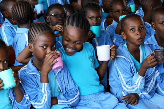 Archivo - Un grupo de niñas en Kenia.