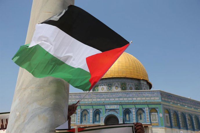 Archivo - Arquivo - Bandeira palestina hasteada em frente ao Domo da Rocha na Esplanada das Mesquitas em Jerusalém (arquivo)