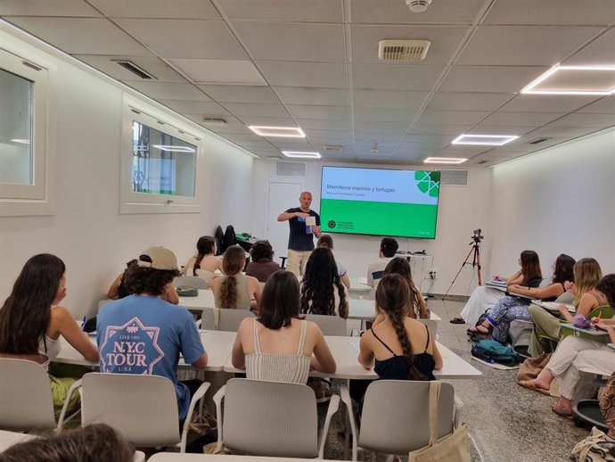 El experto en Medio Ambiente, Manuel Fernández Casado, sostiene que se está consiguiendo un alto grado de concienciación e implicación de la sociedad en la conservación de la biodiversidad marina.