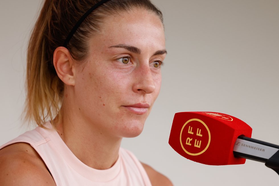 Alexia Putellas atiende a los medios durante la concentración de la selección española antes de la Eurocopa 2025.
