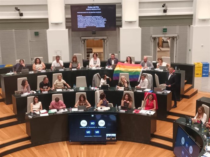 La concejala del PSOE María Caso saca la bandera LGTBI en el Pleno de Cibeles.