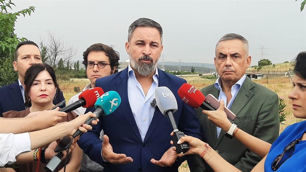El presidente de Vox, Santiago Abascal, atiende a los medios en las inmediaciones de la Central Nuclear de Almaraz