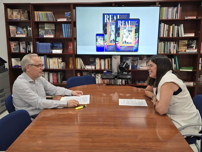 Archivo - El director del IEA Mario Pulido, y la diputada provincial de Cultura, Almudena Morales, durante la presentación del número ocho de la revista REAL.