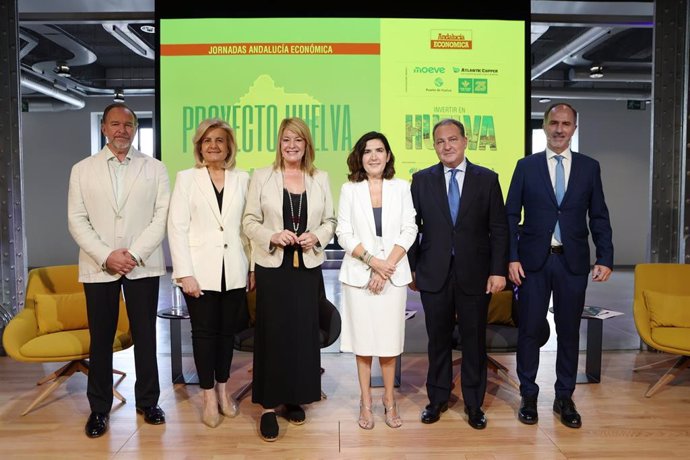 La consejera de Empleo, Empresa y Trabajo Autónomo, Rocío Blanco, junto a otras autoridades de la provincia onubenses, en la jornada 'Proyecto Huelva' celebrada en Madrid.