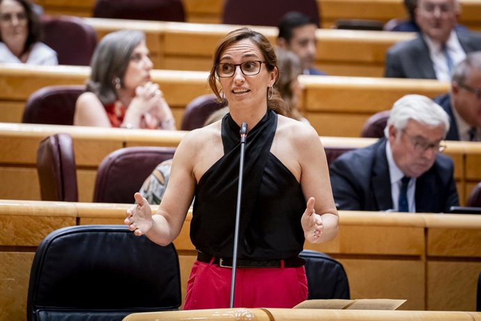 A Ministra da Saúde, Mónica García, fala durante uma sessão de controle do governo no Senado, em 10 de junho de 2025, em Madri (Espanha). A sessão plenária do Senado trata da aprovação de atos anteriores e levanta questões sobre transporte, discriminação 