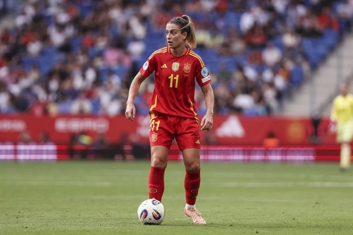 Alexia Putelles, da Espanha, controla a bola durante a partida entre Espanha e Inglaterra pela UEFA Womens Nations League 2024/25 Grp A3 MD 6, Estádio RCDE, em 3 de junho de 2025, em Cornella, Barcelona, Espanha.