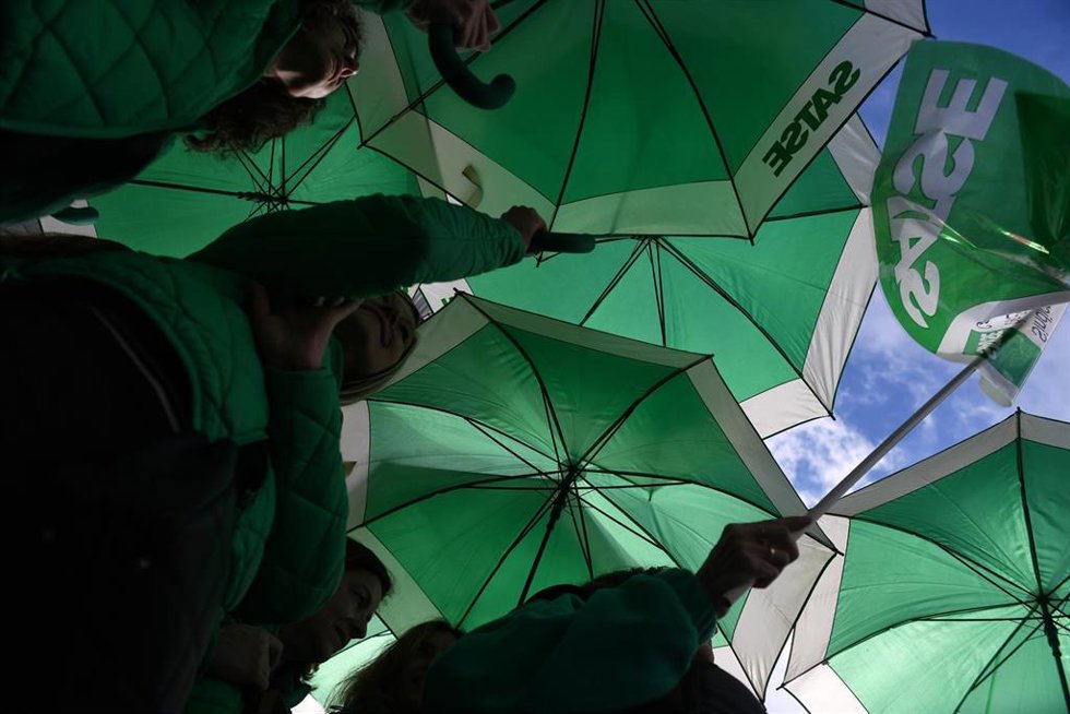 Archivo - Varias personas se manifiestan durante una protesta de Satse.