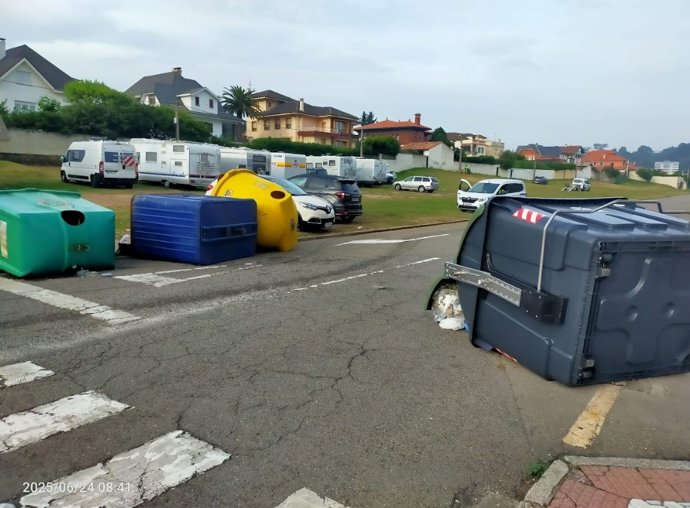 Contenedores volcados en Salinas