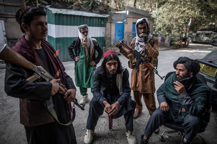 Archivo - FILED - 22 September 2021, Afghanistan, Kabul: Taliban fighters guard outside a police station in Kabul. The Taliban's interior minister has issued a new code of conduct for police in Afghanistan after a rise in police brutality cases and the nu