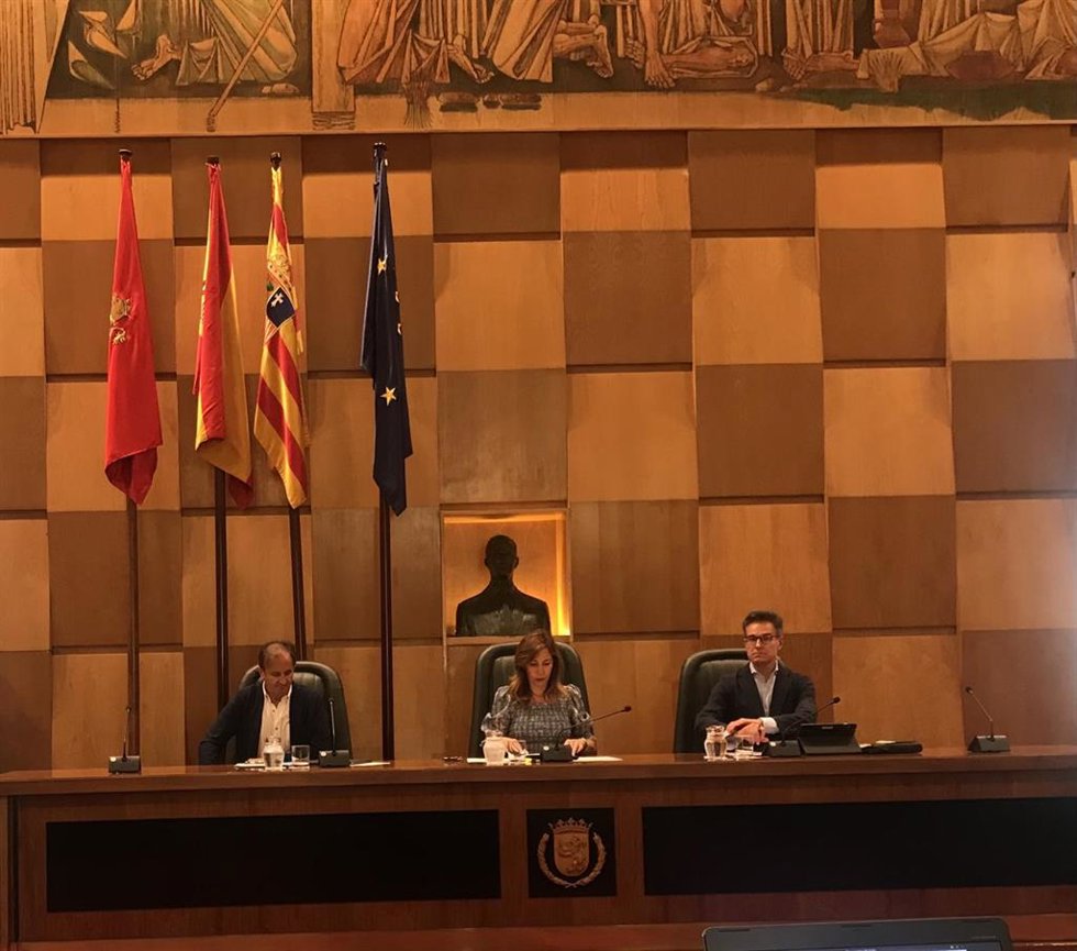 La alcaldesa de Zaragoza, Natalia Chueca, preside el pleno del Ayuntamiento