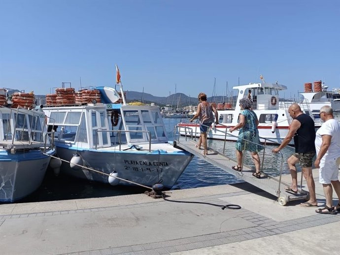 Archivo - Turistas suben a una embarcación en Mallorca