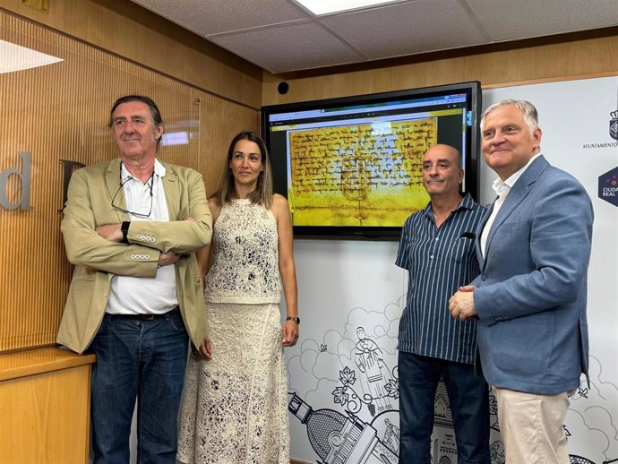 El alcalde, Francisco Cañizares, y el concejal de Cultura, Pedro Lozano, presentan el Archivo Histórico Municipal, en el Ayuntamiento.