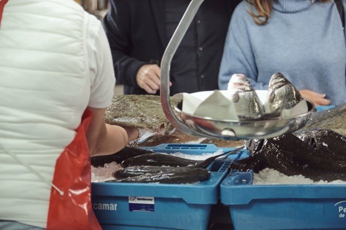 Pescadería con pescado de acuicultura