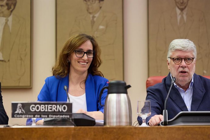La ministra de Sanidad, Mónica García y el presidente de la Comisión, Agustín Santos, durante la Comisión de Sanidad, en el Congreso de los Diputados, a 24 de junio de 2025, en Madrid (España). La ministra ha comparecido a petición para exponer sus líneas