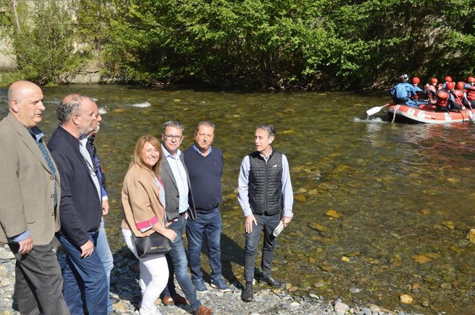 Archivo - Juli Alegre (derecha) en Llavorsí en mayo al presentar la temporada de deportes de aventura en Lleida