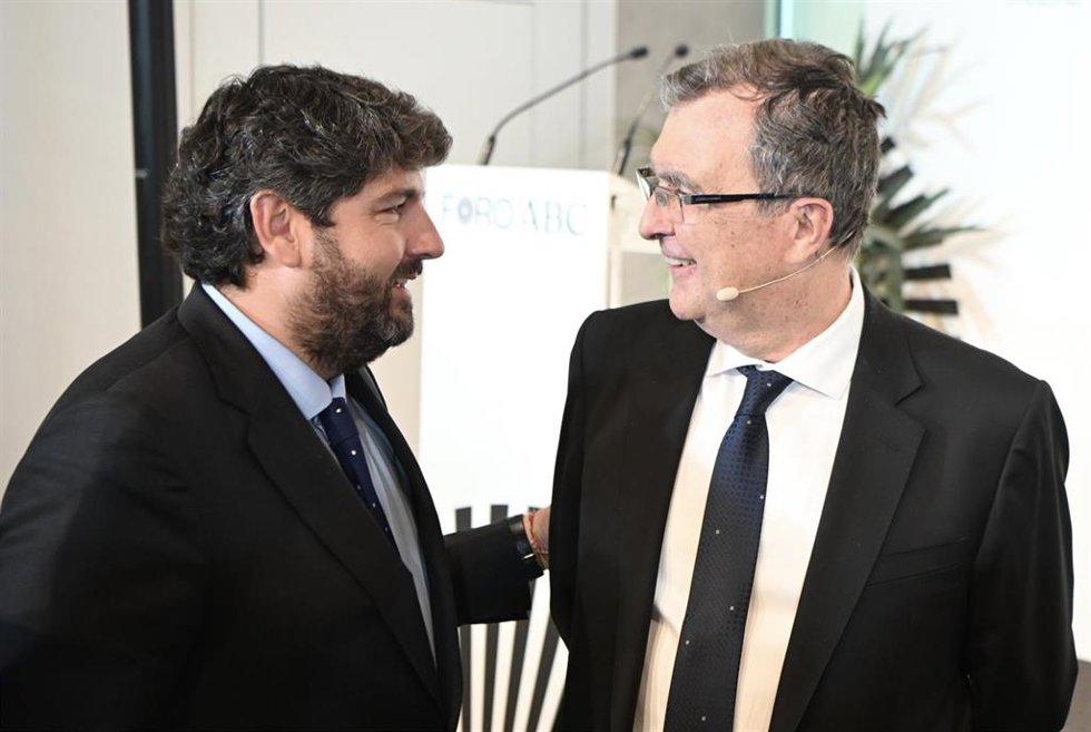 El presidente de la Región de Murcia, Fernando López Miras, asiste al Foro ABC, protagonizado por el alcalde de Murcia, José Ballesta.