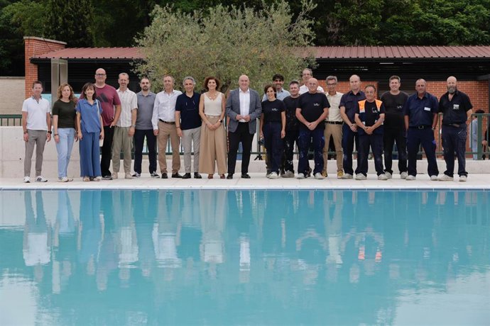 Inauguración de la piscina de Riosol por parte del alcalde de Valladolid, Jesús Julio Carnero.