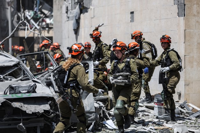 June 24, 2025, Beâ€Er Sheva, Beâ€Er Sheva, israel: Israeli rescue teams operate at the scene of a missile strike on a residential area in Be'er Sheva, southern Israel, 24 June 2025.
