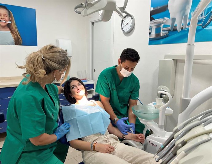 La sedación consciente es una técnica médica que combina distintos fármacos para reducir el estrés, la ansiedad y el dolor del paciente durante procedimientos como extracciones dentales o colocación de implantes.