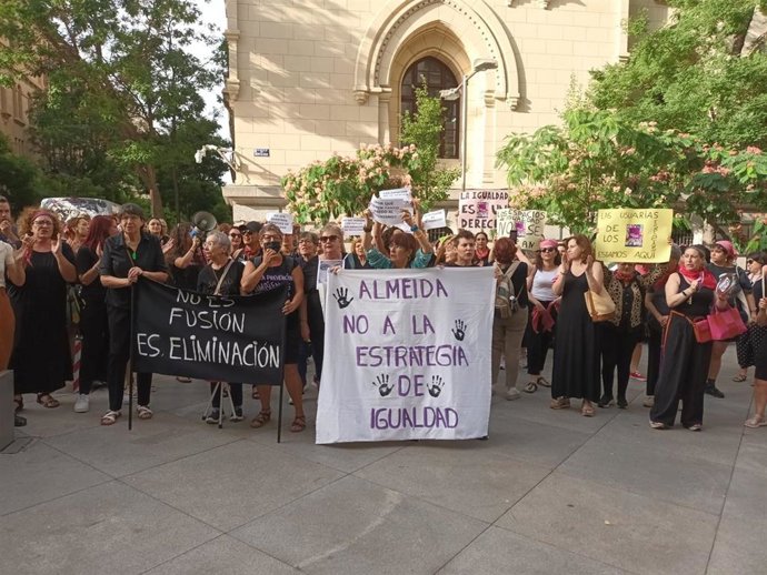 Convocan una concentración este martes frente a Cibeles contra la "eliminación" de los espacios de igualdad